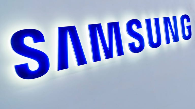 Das Logo von Samsung (Symbolbild): Der Hersteller kann Fernseher aus der Ferne abschalten.