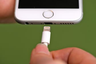 Ein Lightning-Kabel für iPhones: Die EU plant einheitliche Ladekabel für Smartphones.