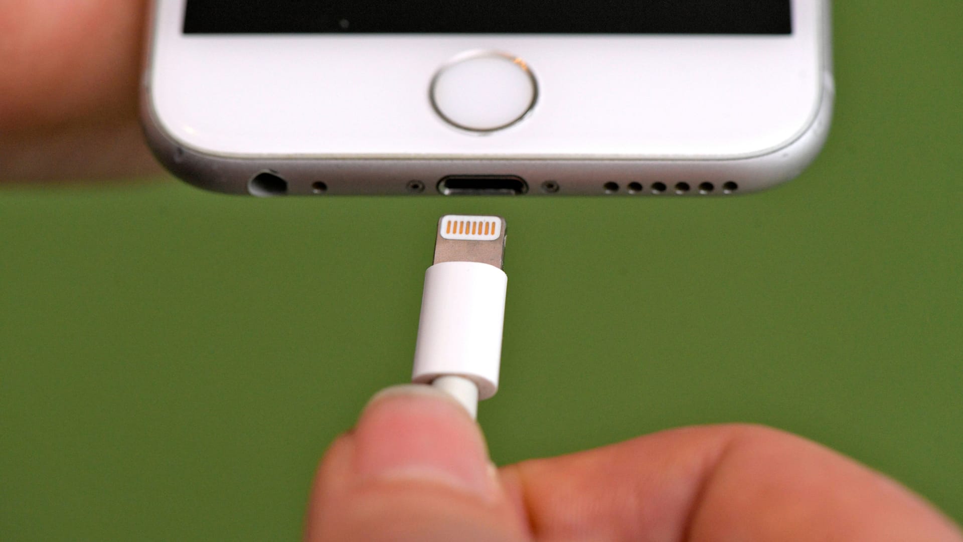 Ein Lightning-Kabel für iPhones: Die EU plant einheitliche Ladekabel für Smartphones. Ein Lightning-Kabel für iPhones: Die EU plant einheitliche Ladekabel für Smartphones.