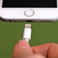Ein Lightning-Kabel für iPhones: Die EU plant einheitliche Ladekabel für Smartphones.