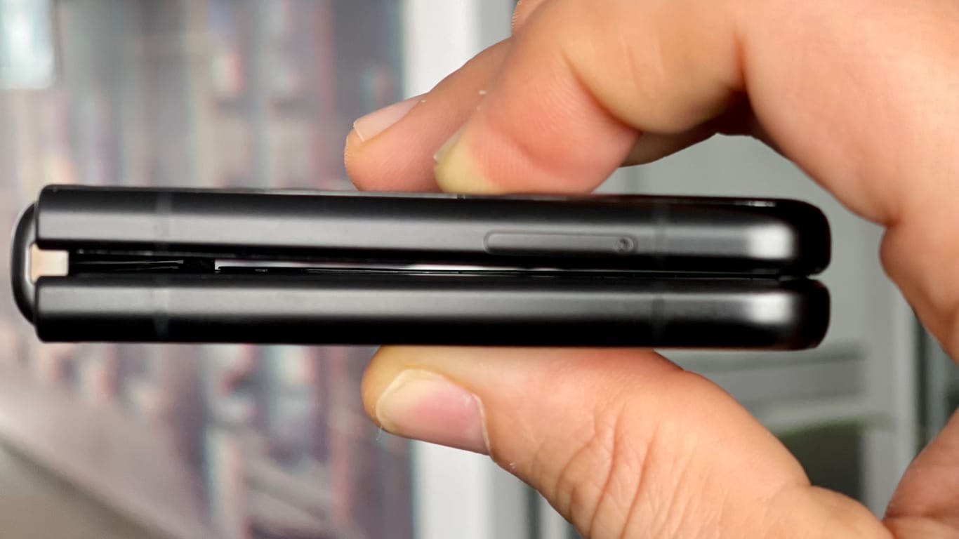 Zusammengeklappt ist das Galaxy Z Flip 3 recht dick, fällt in der Tasche aber dennoch nicht unangenehm auf.