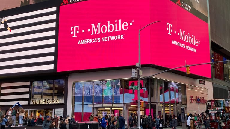 Eine Filiale des Mobilfunkproviders T-Mobile US: Die US-amerikanische Telekom-Tochter T-Mobile US ist Opfer einer Cyberattacke geworden.