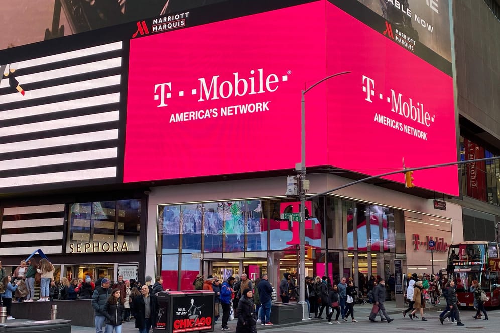 Eine Filiale des Mobilfunkproviders T-Mobile: Die US-amerikanische Telekom-Tochter T-Mobile US ist Opfer einer Cyberattacke geworden.