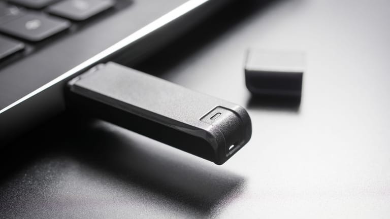 Ein eingesteckter USB-Stick: Nicht jedem gelingt das beim ersten Versuch.