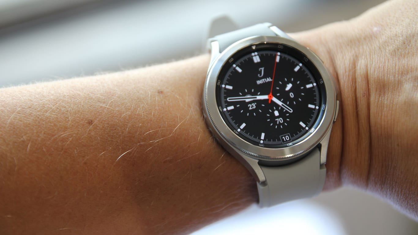 Die Galaxy Watch 4 Classic sieht dank Edelstahl-Gehäuse und Lünette (der drehbare Ring um das Uhrglas) noch etwas edler aus.