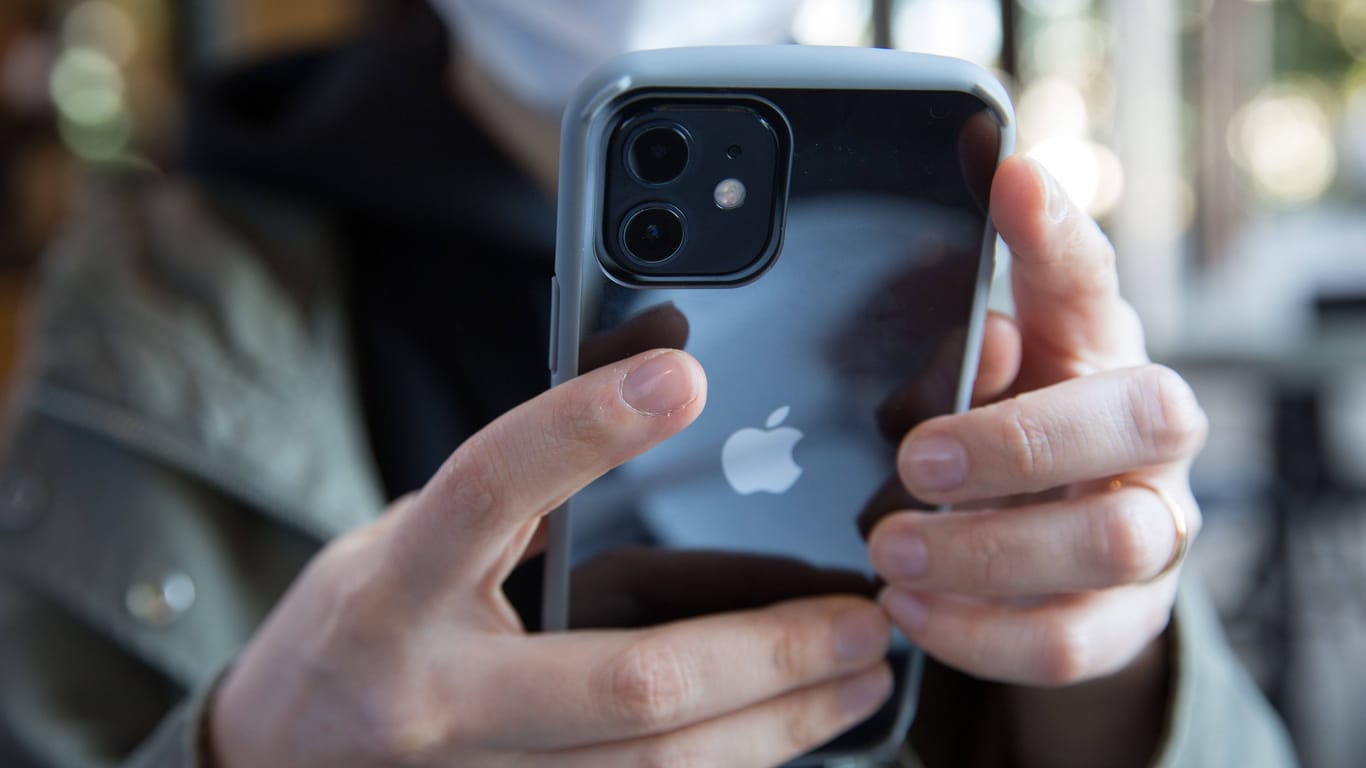 Ein iPhone 12 (Symbolbild): Apple will Geräte von Nutzern auf Bilder von Kindesmissbrauch scannen.