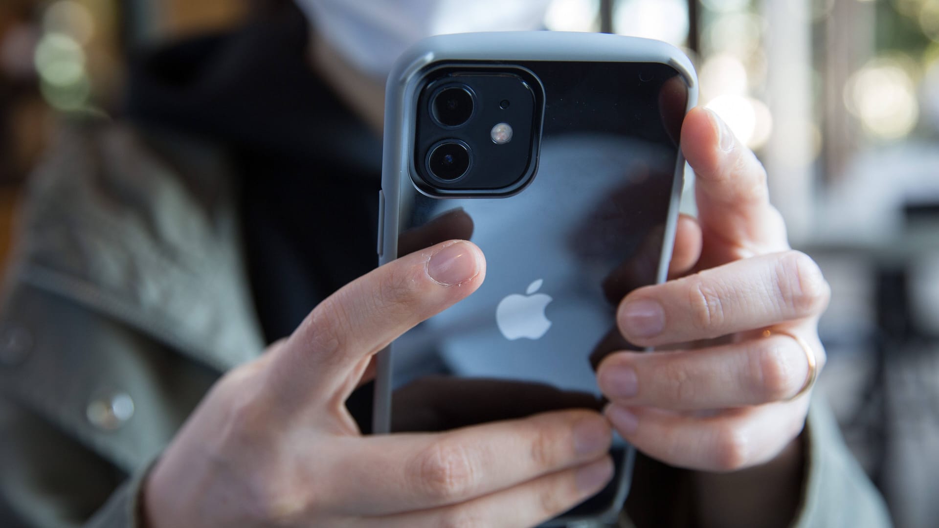 Ein iPhone 12 (Symbolbild): Apple will Geräte von Nutzern auf Bilder von Kindesmissbrauch scannen. Ein iPhone 12 (Symbolbild): Apple will Geräte von Nutzern auf Bilder von Kindesmissbrauch scannen.