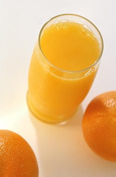 Ein Glas Orangensaft (0,2 l) deckt bereits den Tagesbedarf an Vitamin C.