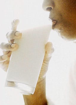 Wer einen halben Liter Milch pro Tag trinkt, hat die Hälfte seines Tagesbedarfs an Vitamin B 2 gedeckt.