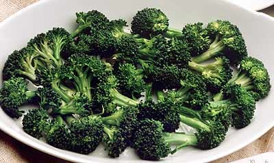 Eine Portion Brokkoli oder Blumenkohl deckt den halben Tagesbedarf an Folsäure. Vor allem Schwangere nehmen oft zu wenig davon auf.