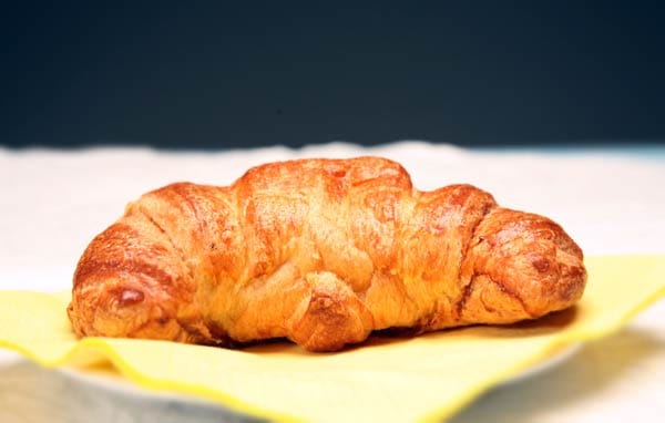 Croissants mit und ohne Schoko: Jede Menge Fett enthält schon ein normales Croissant (75 Gramm) mit 370 Kalorien und 20 Gramm Fett. Gefüllt mit Schokolade oder Nougat werden daraus schnell sogar 390 Kalorien und 23 Gramm Fett.