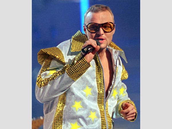 Ein wahrer Fachmann in Sachen verrückte Bühnenoutfits ist Stefan Raab: Hier bei seinem Auftritt beim Schlager-Grand-Prix in Stockholm im Jahr 2000. Ein wahrer Fachmann in Sachen verrückte Bühnenoutfits ist Stefan Raab: Hier bei seinem Auftritt beim Schlager-Grand-Prix in Stockholm im Jahr 2000.