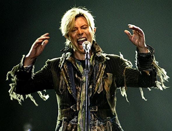 Mal als Landstreicher verkleidet, dann wieder im völlig überzogenen Glamour-Look sorgte David Bowie schon in den 70er Jahren für staunende Gesichter unter seinen Fans. Mal als Landstreicher verkleidet, dann wieder im völlig überzogenen Glamour-Look sorgte David Bowie schon in den 70er Jahren für staunende Gesichter unter seinen Fans.