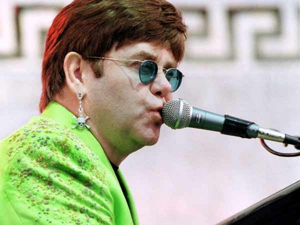 Ebenfalls ein berüchtigter Vorreiter in Sachen abgedrehte Klamotten und Schmuckstücke ist Elton John, der in früheren Zeiten vor allem wegen seiner Riesenbrillen in die Geschichte der verrücktesten Bühnenoutfits einging. Ebenfalls ein berüchtigter Vorreiter in Sachen abgedrehte Klamotten und Schmuckstücke ist Elton John, der in früheren Zeiten vor allem wegen seiner Riesenbrillen in die Geschichte der verrücktesten Bühnenoutfits einging.