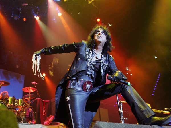 Für seine teufelsgleichen Maskeraden und Schmink-Orgien zu Berühmtheit gelangte auch der Schock-Rocker Alice Cooper, der seinen Fans damit noch immer das Fürchten lehrte. Für seine teufelsgleichen Maskeraden und Schmink-Orgien zu Berühmtheit gelangte auch der Schock-Rocker Alice Cooper, der seinen Fans damit noch immer das Fürchten lehrte.