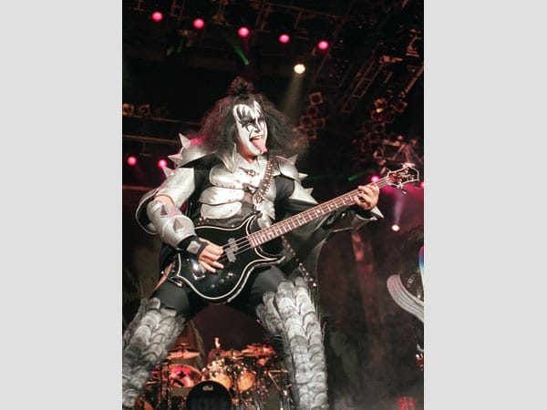 Vor allem aber bei der Band Kiss gilt die Maskerade geradezu als Markenzeichen: Kein Auftritt, bei denen sich die Jungs um Sänger Gene Simmons in "normaler" Kluft präsentiert hätten. Vor allem aber bei der Band Kiss gilt die Maskerade geradezu als Markenzeichen: Kein Auftritt, bei denen sich die Jungs um Sänger Gene Simmons in "normaler" Kluft präsentiert hätten.