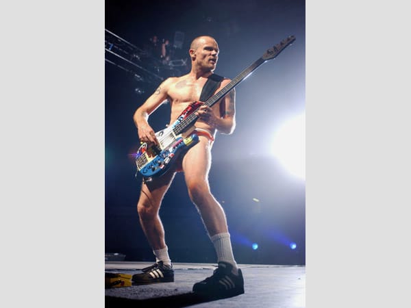 "Weniger ist mehr", dachten sich dagegen die Jungs der Red Hot Cili Peppers, die ihr bestes Stück auf der Bühne zeitweise nur mit einem Strumpf bedeckten. "Weniger ist mehr", dachten sich dagegen die Jungs der Red Hot Cili Peppers, die ihr bestes Stück auf der Bühne zeitweise nur mit einem Strumpf bedeckten.