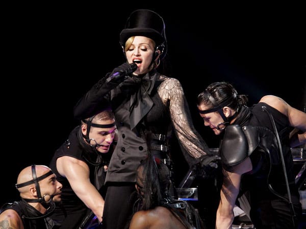 Bei ihrer "Confession"-Tour sorgte weniger Sängerin "Madonna" selbst, als ihre Tänzer-Crew mit Kopf-Lederriemen in Sklaven-Manier für Aufsehen. Bei ihrer "Confession"-Tour sorgte weniger Sängerin "Madonna" selbst, als ihre Tänzer-Crew mit Kopf-Lederriemen in Sklaven-Manier für Aufsehen.