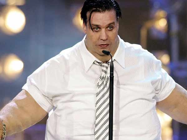 Verkleidet als extrem übergewichtige Männer versetzten die Brachial-Rocker der Band Rammstein ihr Publikum seinerzeit ins Staunen. Verkleidet als extrem übergewichtige Männer versetzten die Brachial-Rocker der Band Rammstein ihr Publikum seinerzeit ins Staunen.