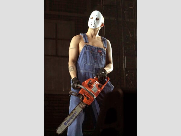 Wer hier mit Kettensäge und Maske auf der Bühne steht, ist keinesfalls einem Horrorfilm à la "Kettensägen-Massaker" entsprungen. Bei der furchteinflößenden Gestalt handelt es sich vielmehr um Skandal-Rapper Eminem. Wer hier mit Kettensäge und Maske auf der Bühne steht, ist keinesfalls einem Horrorfilm à la "Kettensägen-Massaker" entsprungen. Bei der furchteinflößenden Gestalt handelt es sich vielmehr um Skandal-Rapper Eminem.