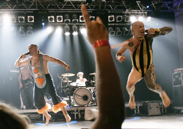 In Trachten sowie mit unterirdisch peinlichen Bodys bekleidet, nehmen sich die Rocker der Kultband Knorkator im Gegensatz zu Eminem schon regelrecht witzig aus. In Trachten sowie mit unterirdisch peinlichen Bodys bekleidet, nehmen sich die Rocker der Kultband Knorkator im Gegensatz zu Eminem schon regelrecht witzig aus.
