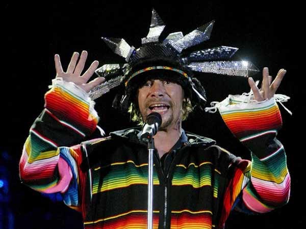 Um keinen noch so abgedrehten Kopfschmuck verlegen ist der Soul-Sänger Jamiroquai, der eine beachtliche Sammlung verrückter Hüte sein Eigen nennt. Um keinen noch so abgedrehten Kopfschmuck verlegen ist der Soul-Sänger Jamiroquai, der eine beachtliche Sammlung verrückter Hüte sein Eigen nennt.