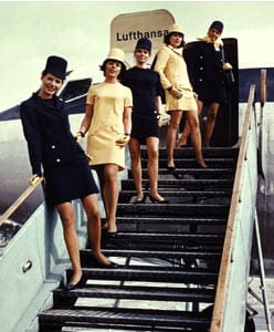 1970: Einführung der dritten Stewardessen-Uniform - der Mode entsprechend natürlich im Mini-Look. (