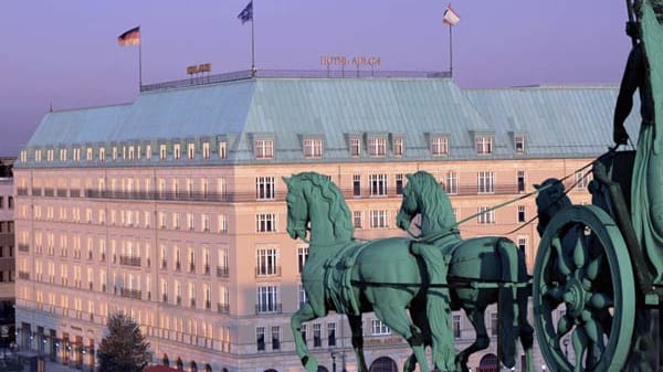 Das Nobel-Hotel liegt im Herzen Berlins, direkt am Brandenburger Tor. (