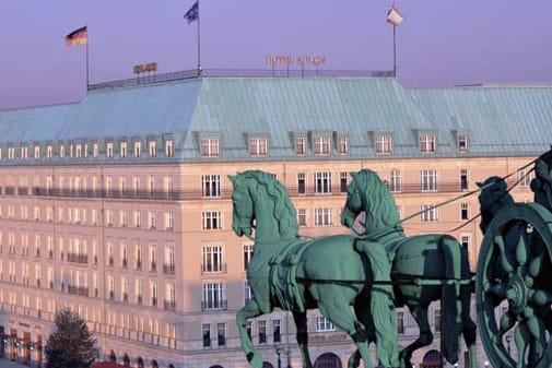 Das Nobel-Hotel liegt im Herzen Berlins, direkt am Brandenburger Tor. (