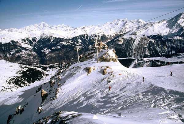 Die Skisportstation Courchevel in den Trois Vallées. Das Skigebiet erhebt ebenfalls Anspruch auf den Titel "weltgrößtes Skigebiet", allerdings unter Einrechnung "wilder" Tiefschnee-Pisten. Da dies nicht überprüft werden kann, reicht es nur für Platz zwei mit 600 regulären Pistenkilometern. (