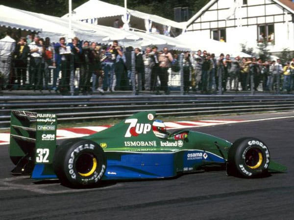 Im Jordan gibt der damals 22-Jährige sein Debüt in der Königsklasse des Motorsports. Nach einem starken Qualifying stoppt ein Kupplungsschaden in der ersten Runde beim Rennen in Spa Schumacher jäh. Im Jordan gibt der damals 22-Jährige sein Debüt in der Königsklasse des Motorsports. Nach einem starken Qualifying stoppt ein Kupplungsschaden in der ersten Runde beim Rennen in Spa Schumacher jäh.
