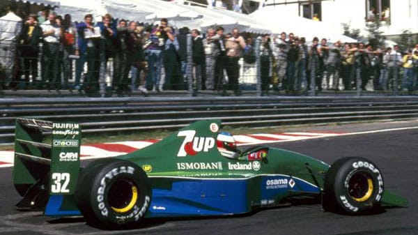 Im Jordan gibt der damals 22-Jährige sein Debüt in der Königsklasse des Motorsports. Nach einem starken Qualifying stoppt ein Kupplungsschaden in der ersten Runde beim Rennen in Spa Schumacher jäh.