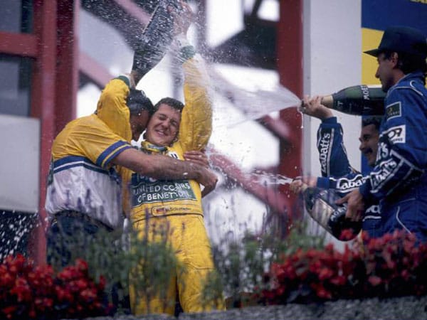 Der erste Sieg im August 1992: Schumacher feiert mit Teamchef Flavio Briatore (li.). Nigel Mansell und Ricardo Patrese geben die obligatorische Sektdusche. Schumacher beendet seine erste volle Saison auf dem dritten WM-Platz. Der erste Sieg im August 1992: Schumacher feiert mit Teamchef Flavio Briatore (li.). Nigel Mansell und Ricardo Patrese geben die obligatorische Sektdusche. Schumacher beendet seine erste volle Saison auf dem dritten WM-Platz.
