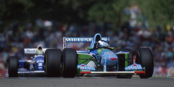 Immer öfter hat Schumacher die Nase vorn. 1994 wird er zum ersten Mal Weltmeister. 1995 verteidigt er im Benetton den Titel. Immer öfter hat Schumacher die Nase vorn. 1994 wird er zum ersten Mal Weltmeister. 1995 verteidigt er im Benetton den Titel.