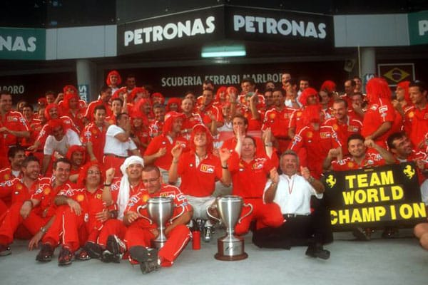 Doch im Jahr 2000 ist es dann endlich so weit. Schumacher wird erstmals mit Ferrari Weltmeister. Doch im Jahr 2000 ist es dann endlich so weit. Schumacher wird erstmals mit Ferrari Weltmeister.