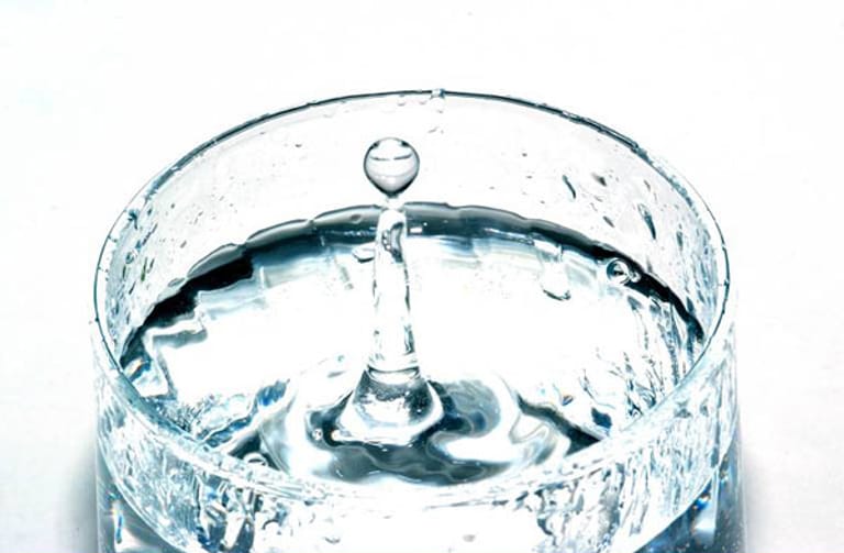 Greifen Sie bei Mineralwasser zu Sorten mit einem Kalziumgehalt von mehr als 150 mg Kalzium pro Liter. So decken Sie mit anderthalb Litern etwa ein Viertel Ihres Tagesbedarfs an Kalzium.