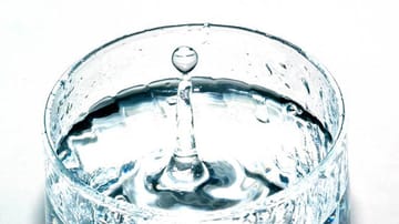 Greifen Sie bei Mineralwasser zu Sorten mit einem Kalziumgehalt von mehr als 150 mg Kalzium pro Liter. So decken Sie mit anderthalb Litern etwa ein Viertel Ihres Tagesbedarfs an Kalzium.