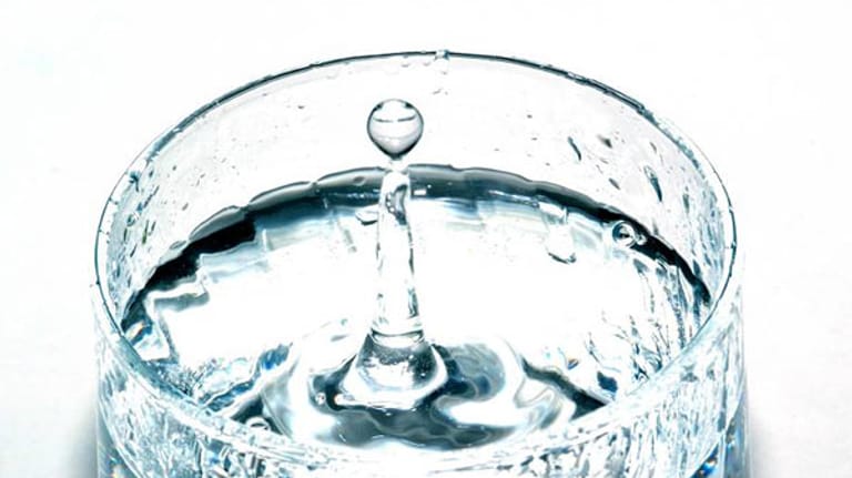 Greifen Sie bei Mineralwasser zu Sorten mit einem Kalziumgehalt von mehr als 150 mg Kalzium pro Liter. So decken Sie mit anderthalb Litern etwa ein Viertel Ihres Tagesbedarfs an Kalzium.