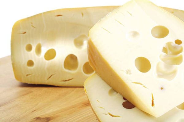 Hartkäse wie Emmentaler oder Bergkäse sind als Kalziumlieferanten kaum zu toppen. 100 Gramm Käse liefern rund 1000 Milligramm von dem Mineralstoff. Wegen des hohen Fettgehalts genießen Sie den Knochenstärker am besten nur in Maßen.