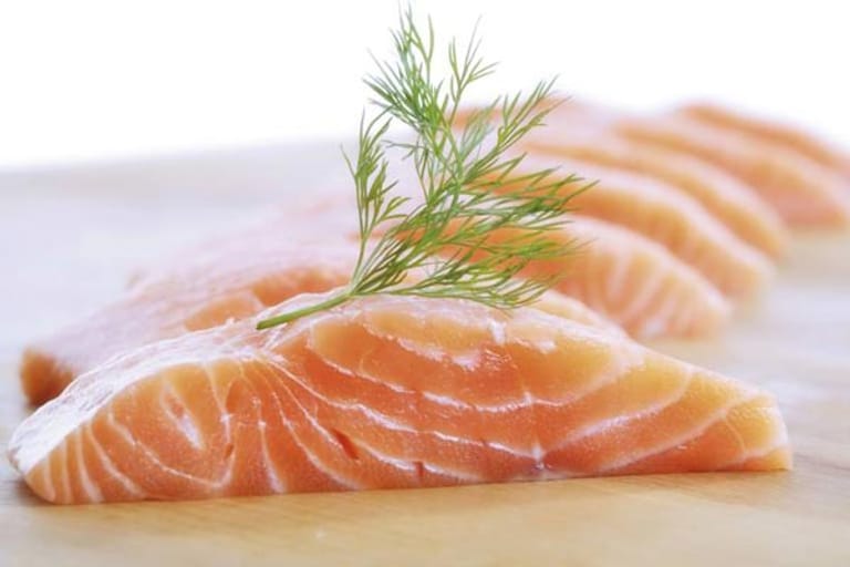 Nur wenig Kalzium, dafür jede Menge Vitamin D steckt in Fettfischen wie Lachs, Makrele und Thunfisch. Davon profitieren vor allem Menschen, die sich wenig im Freien aufhalten und dadurch wenig eigenes Vitamin D bilden.