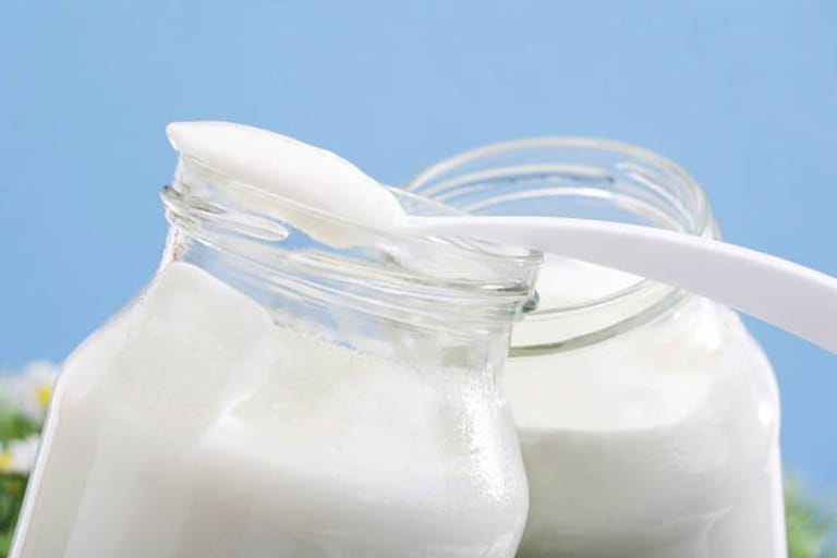Wie Käse und Milch enthält auch Joghurt jede Menge Kalzium.