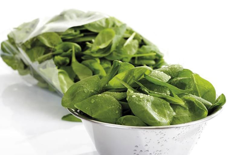 Spinat zählt wie Grünkohl zu den Top-Gemüsesorten. Kalzium, Vitamin K, Folsäure und Eisen machen das Gemüse so wertvoll.