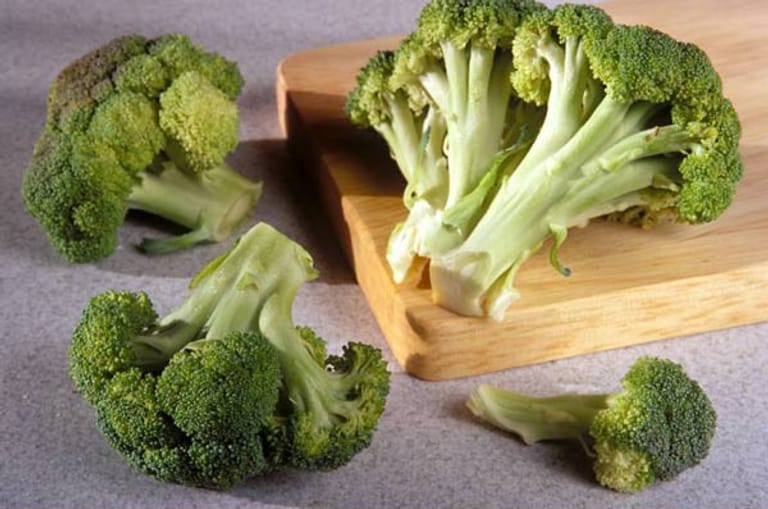 In Brokkoli steckt vor allem Vitamin K, was die Kalziumeinlagerung in die Knochen fördert.