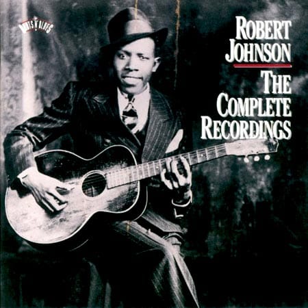 Robert Johnson wurde gerade einmal 26 Jahre alt, dennoch schaffte er es in seiner kurzen Karriere als Musiker, sich den Titel "König des Delta Blues" zu sichern. Er entwickelte den Blues maßgeblich weiter und wurde zum Vorbild für viele spätere Gitarristen.