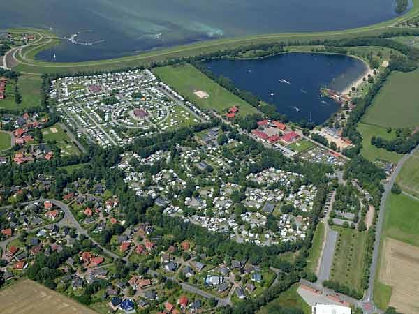 Der Alfsee-Campingpark in Rieste in Niedersachsen liegt gleich zwischen zwei Seen mit Wasserflächen von einmal etwa zehn, einmal mehr als 200 Hektar. (