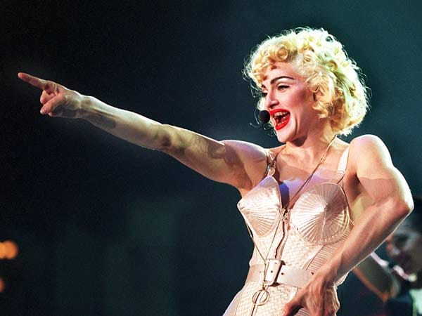 Zum Vergleich: Im spitzen Bustier tritt US-Star Madonna bei einem Konzert in Dortmund auf. 1990 ein Skandal! Zum Vergleich: Im spitzen Bustier tritt US-Star Madonna bei einem Konzert in Dortmund auf. 1990 ein Skandal!