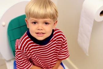 Verstopfung bei Kindern ist nicht immer leicht zu erkennen. Bauchweh, Schmerzen beim Stuhlgang und harter Stuhl sind die häufigsten Symptome.