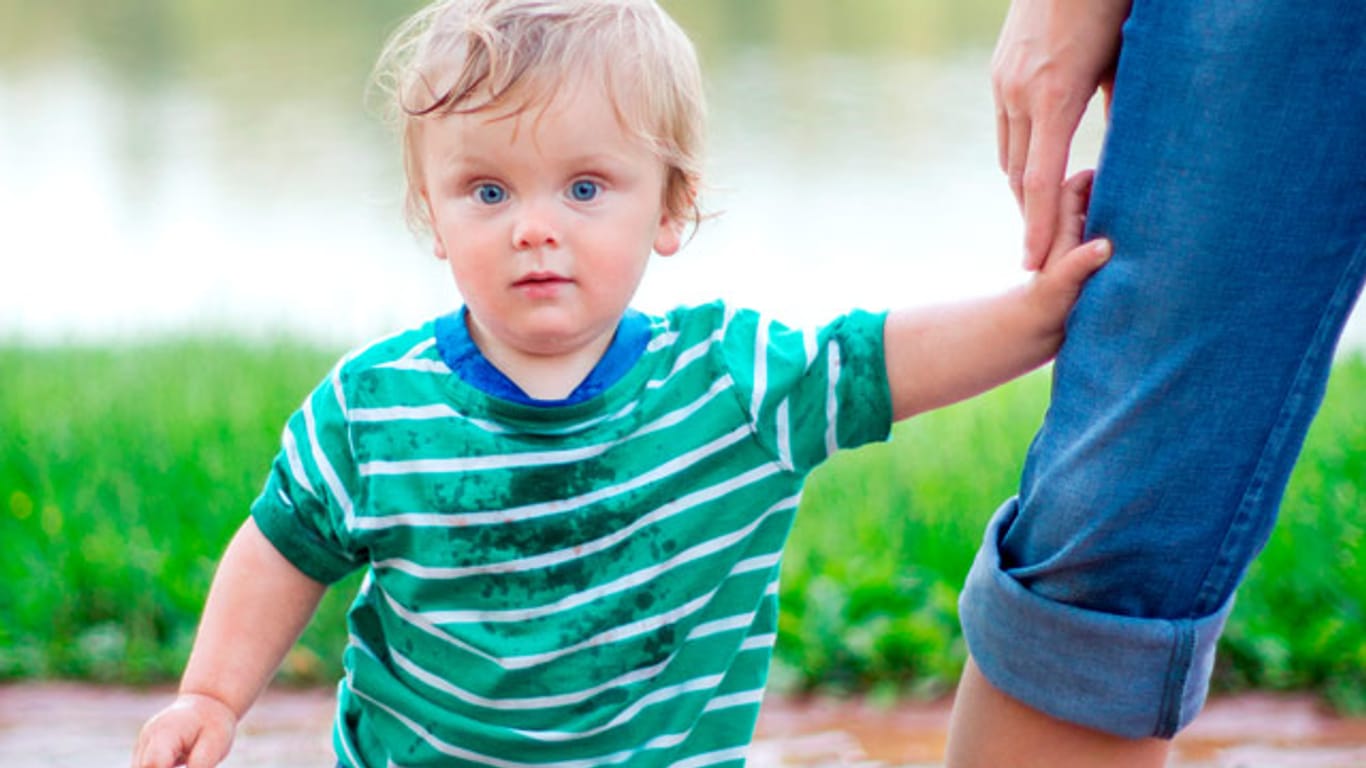 Wenn ein Kind sich plötzlich wieder wie ein Baby benimmt, kann das viele Ursachen haben.
