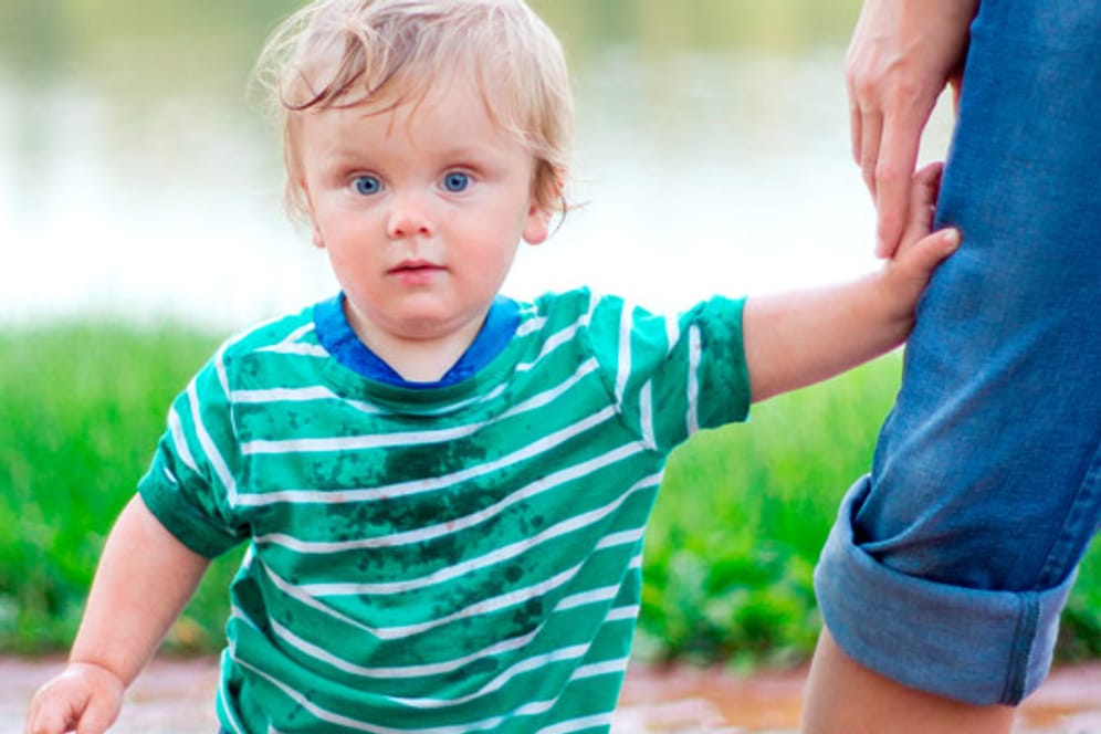 Wenn ein Kind sich plötzlich wieder wie ein Baby benimmt, kann das viele Ursachen haben.