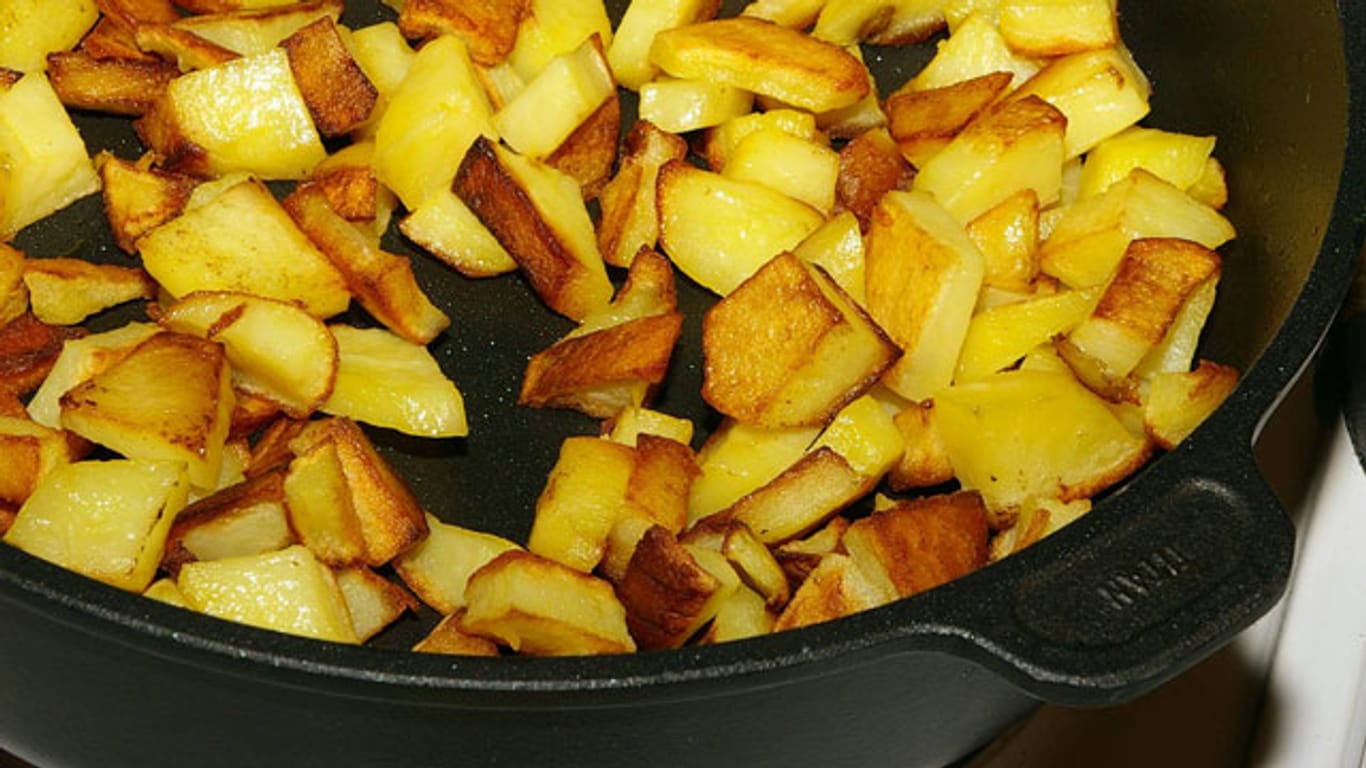 Bratkartoffeln – knusprig und goldgelb müssen sie sein.